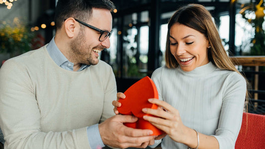Pokloni za nju - Kako izabrati poklon koji će je oduševiti?