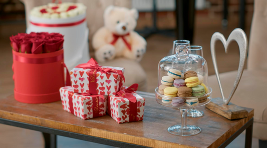 Top 7 poklona za Dan zaljubljenih 2026. godine (+bonus: 50 predloga za čestitku)