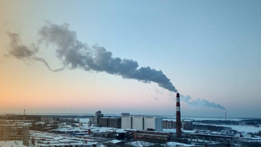Zašto zimi imamo više smoga, ko su najveći zagađivači i kako to utiče na decu?