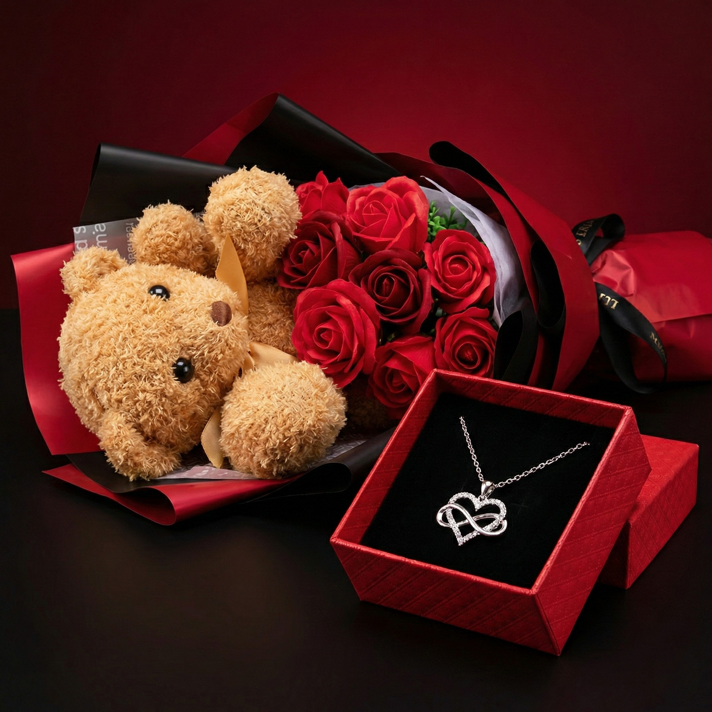 LUX poklon set – buket ruža, plišani medvedić i ogrlica u elegantnoj poklon kutiji