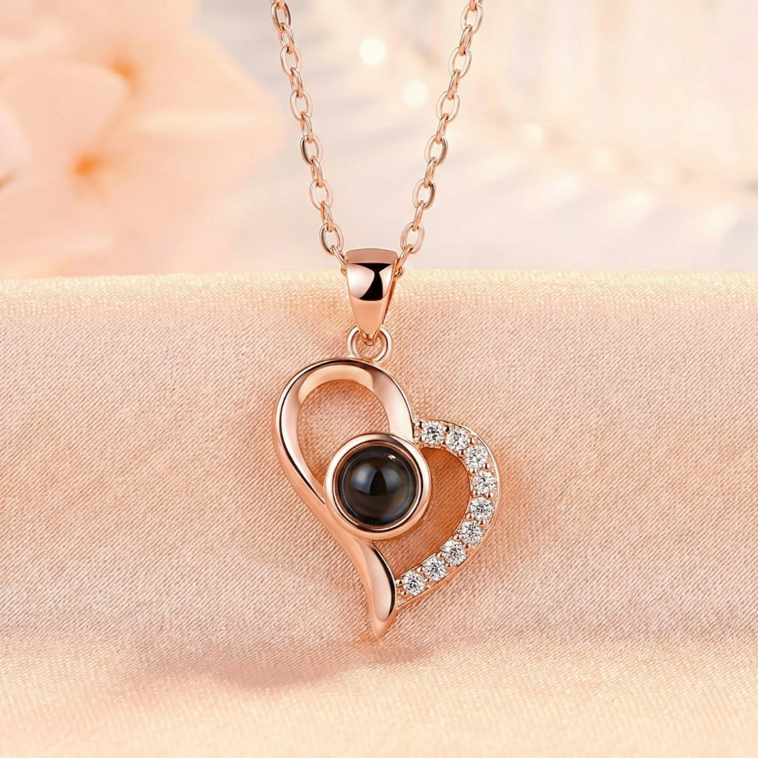 Ogrlica 'Volim te na 100 jezika' u luksuznoj poklon kutiji sa ružama