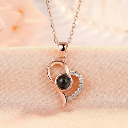 Ogrlica 'Volim te na 100 jezika' u luksuznoj poklon kutiji sa ružama